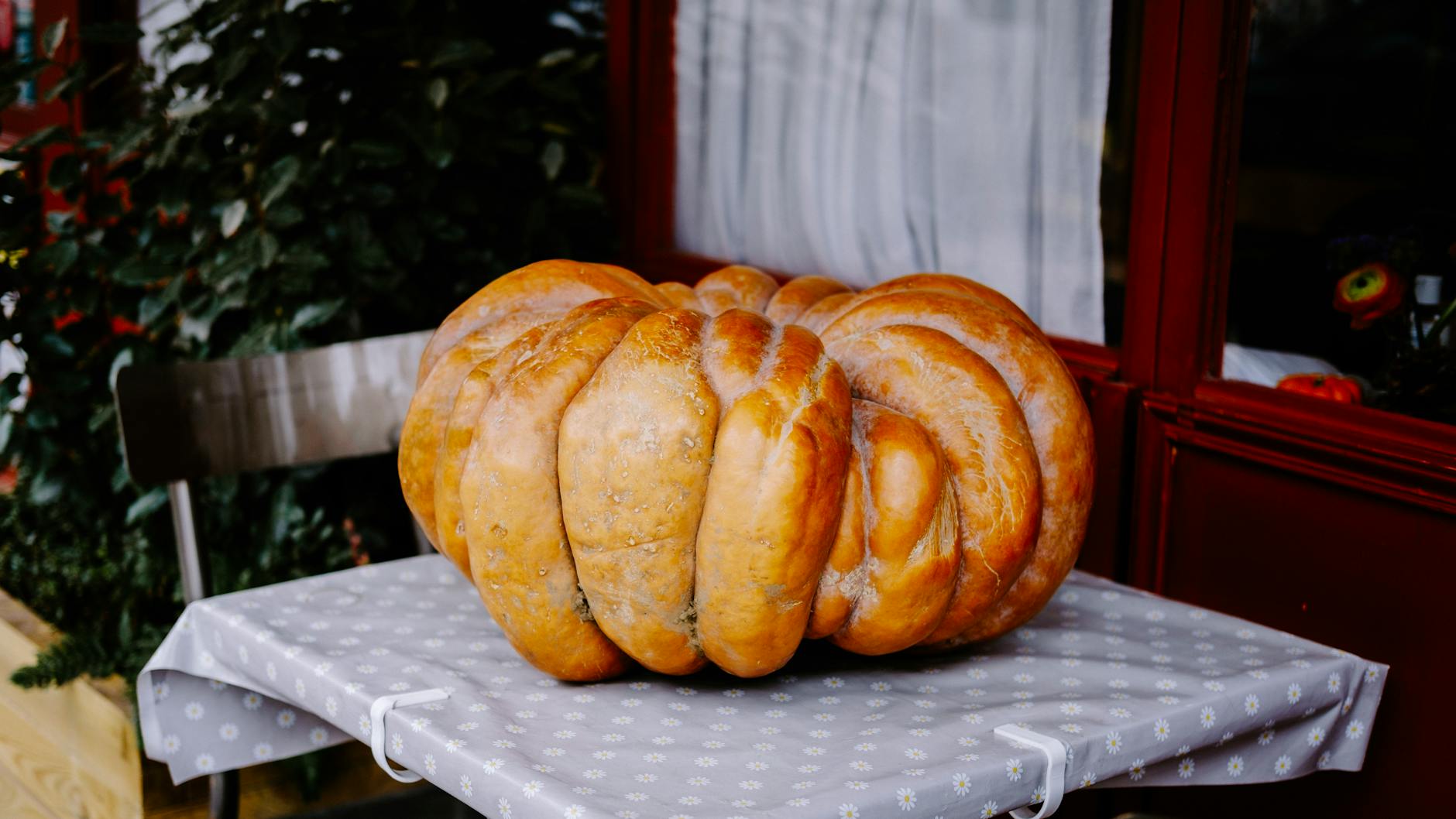 Duża dynia na ozdobnym stole w jesiennej scenerii na zewnątrz