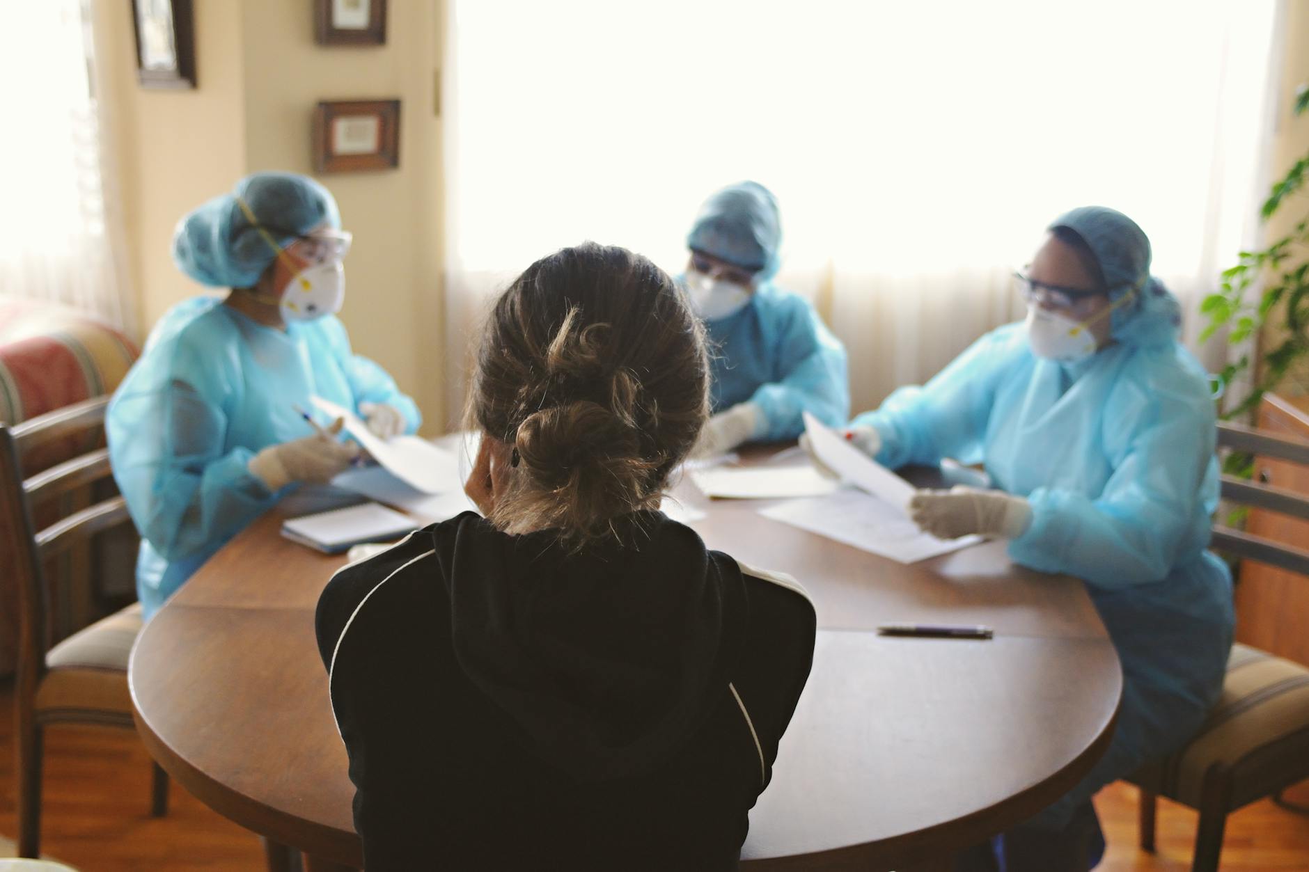 Lekarze w środkach ochrony osobistej rozmawiają z pacjentem o COVID-19