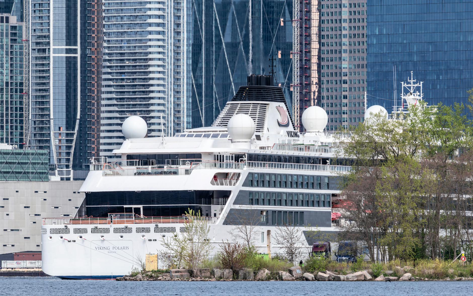 Luksusowy statek pasażerski zacumowany w nowoczesnym miejskim porcie