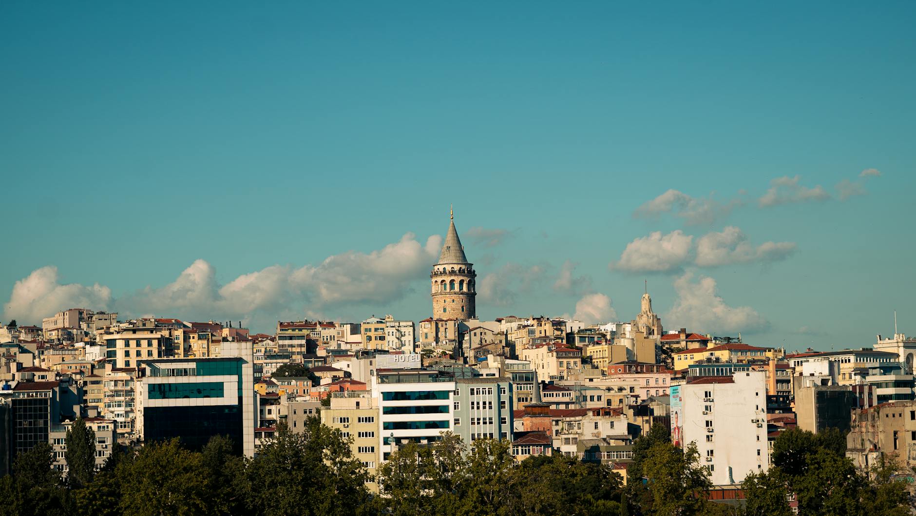 Wieża Galata w Stambule otoczona gęstą zabudową miejską