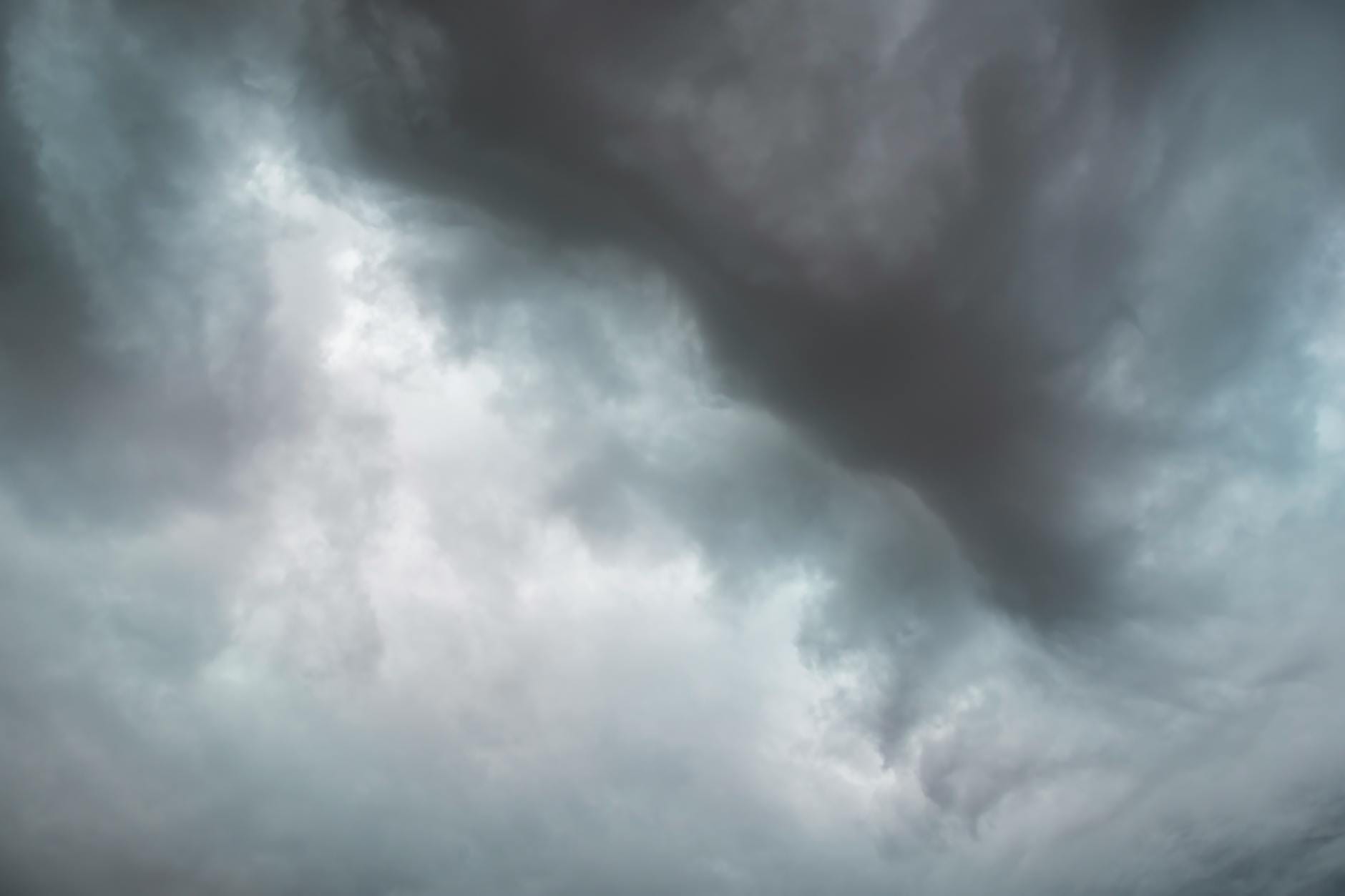 Burzowe chmury zwiastujące nadchodzący deszcz na ciemnym niebie