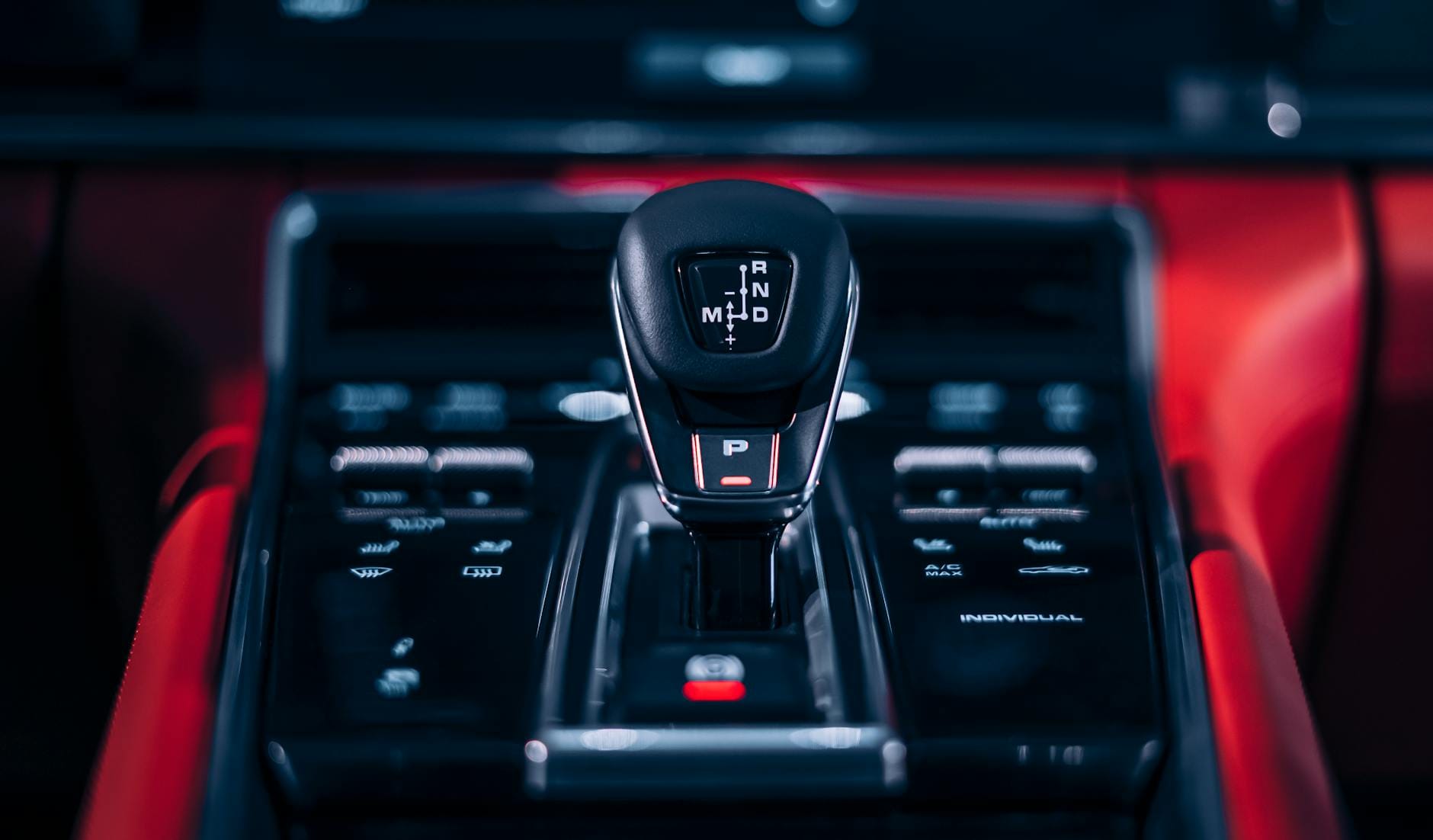Dźwignia automatycznej skrzyni biegów w luksusowym wnętrzu auta