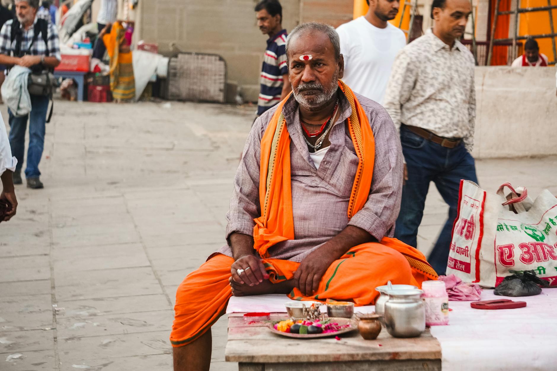 Starszy hinduistyczny guru odprawia rytuał w świątyni