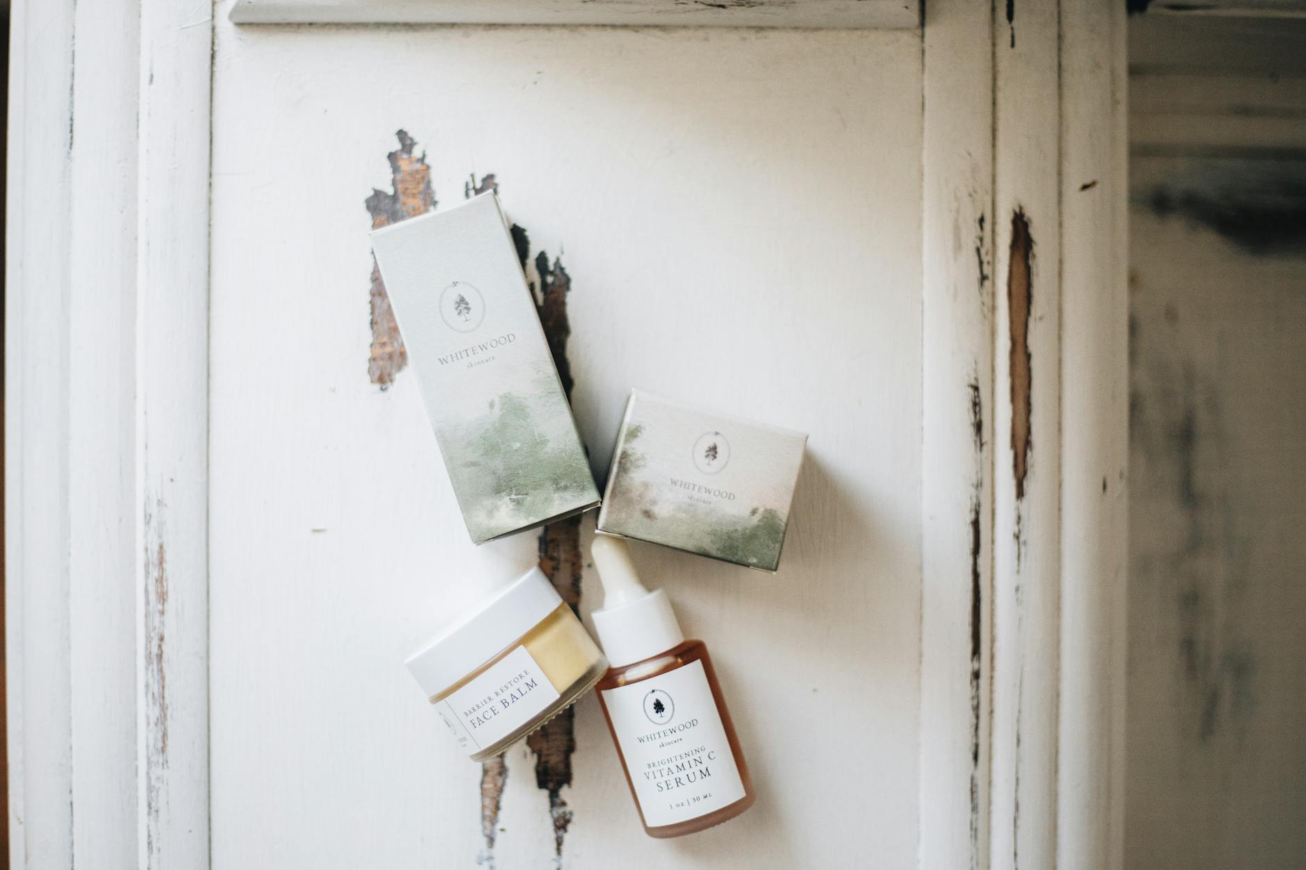 Minimalistyczny zestaw luksusowych kosmetyków do twarzy na rustykalnym tle