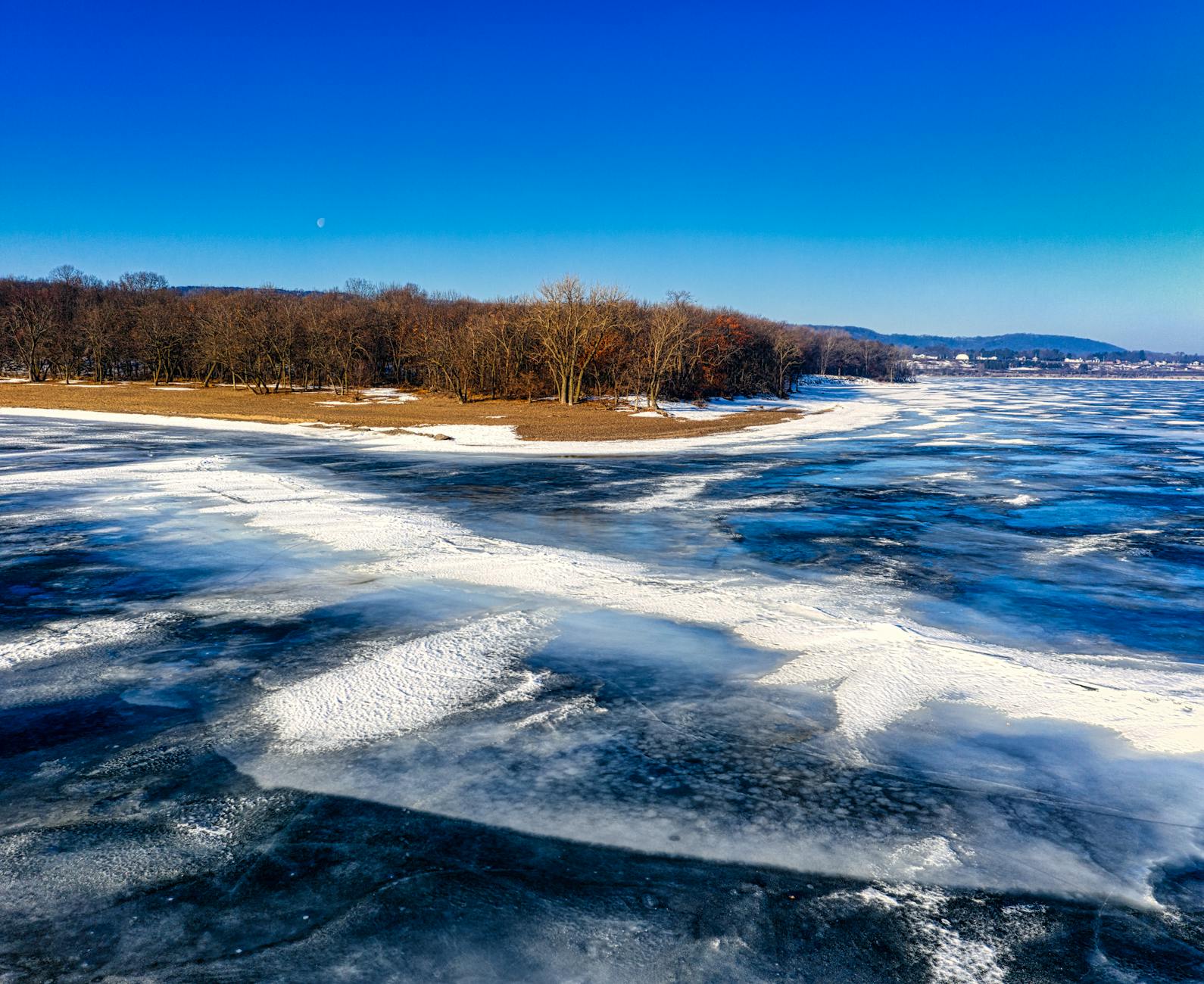 Zamarznięte jezioro i zaśnieżony brzeg w zimowym Lake City, Minnesota