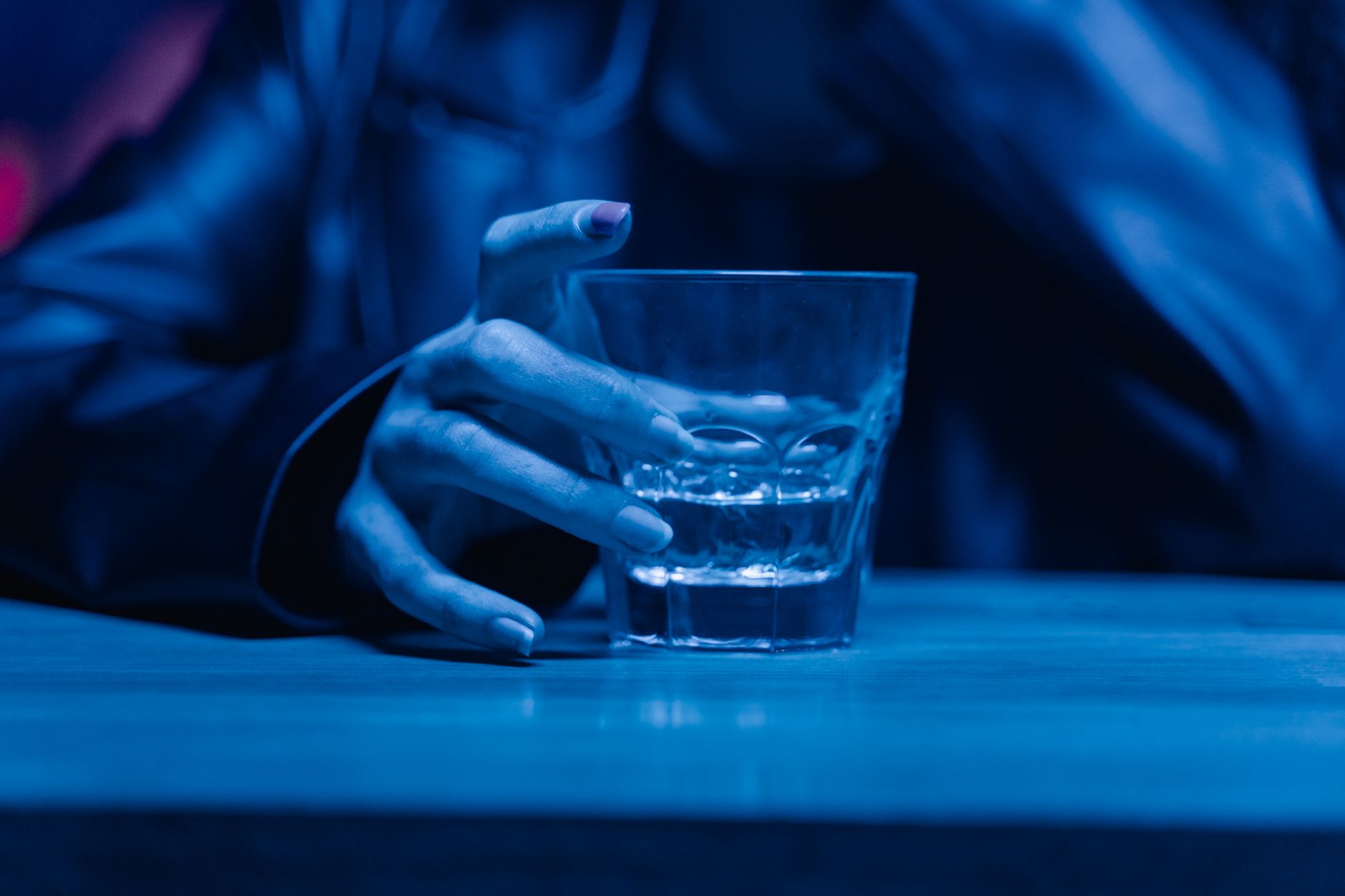 Dlaczego po alkoholu chce się pić wodę i częściej siusiamy, choć wydaje się, że „płynów było dużo”?